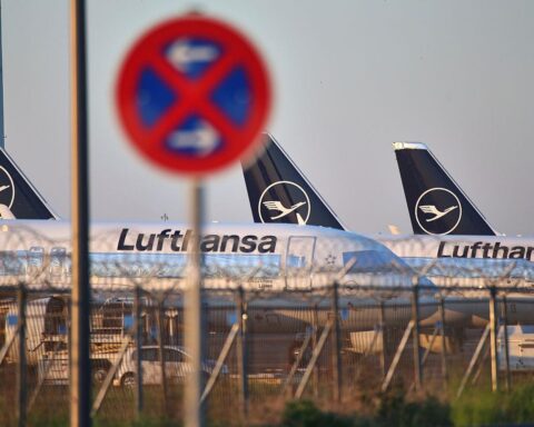 Lufthansa-Flugzeuge im Hintergrund, symbolisieren Konflikt zwischen Gewerkschaft und Fluggesellschaft.