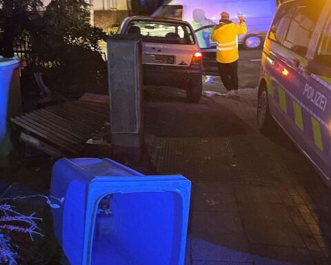 Ein Renault Twingo steht im Vorgarten nach Zusammenstoß mit einem Mercedes.