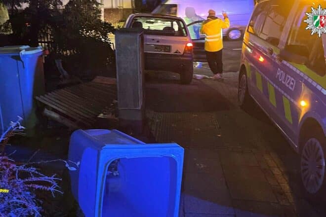 Pkw landet nach Unfall in Oberhausen im Vorgarten