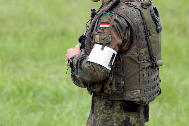 Politiker zeigen sich alarmiert über Vorfälle bei Fallschirmjägern