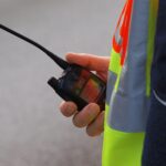 Wohnanhänger löst sich auf Autobahn, kollidiert mit Leitplanke; keine Verletzten.