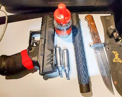 Erschreckende Fundstücke aus Kontrollen: Messer, Pfefferspray, Schlagstock, Schreckschusswaffe in Rostock.