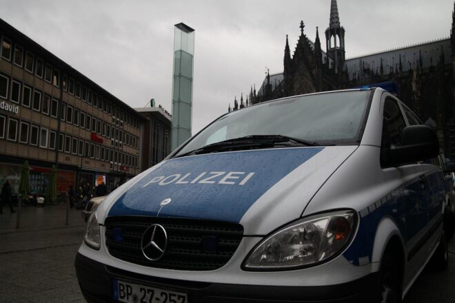 Polizei stellt nach mutmaßlichem illegalen Rennen in Köln Fahrzeug sicher