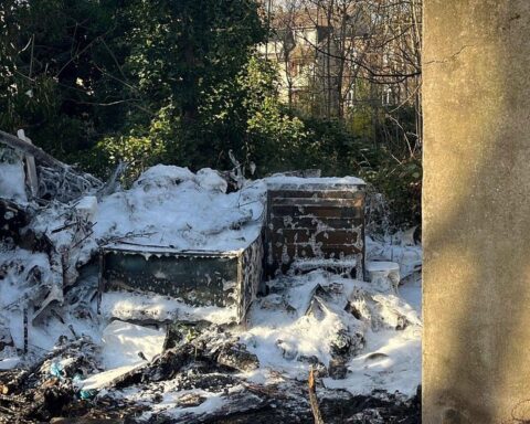 Abgebrannter Sperrmüllhaufen auf Grundstück, Polizei ermittelt wegen Brandstiftung in Oberhausen.