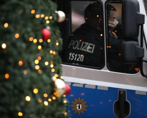 Polizei mit Streifenwagen und Einsatzkräften auf dem Weihnachtsmarkt in Oldenburg.