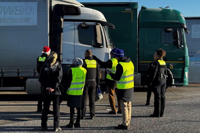 Polizei verteilte Weihnachtsgeschenke an Lkw-Fahrer auf Rastanlage Goldbach