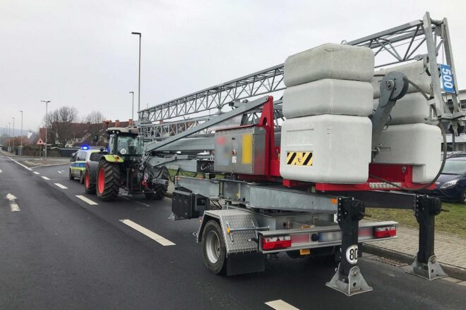Polizei zieht Traktor mit illegalem Kran aus dem Verkehr