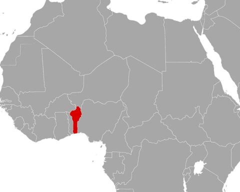 Soldaten übernehmen Fernsehsender, Putschversuch gegen Präsident Talon in Porto-Novo.