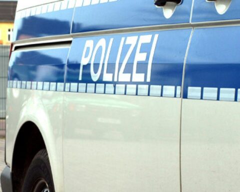 Eine Polizeistreife an einem Unfallort mit einer verletzten Radfahrerin und winterlicher Glätte.