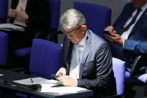 Wolfram Weimer steht im Fokus von Kritik wegen Interessenskonflikten und mangelnder Transparenz.