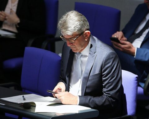 Wolfram Weimer steht im Fokus von Kritik wegen Interessenskonflikten und mangelnder Transparenz.