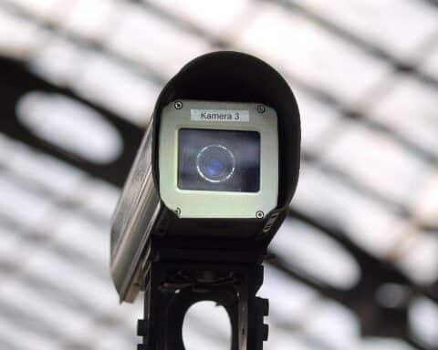 Überwachungskamera in Schlachthof zur Kontrollen und Qualitätssicherung in der Fleischproduktion.