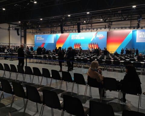 AfD-Parteitag in Erfurt: Politische Warnung vor extremen Tendenzen und historischer Parallele.