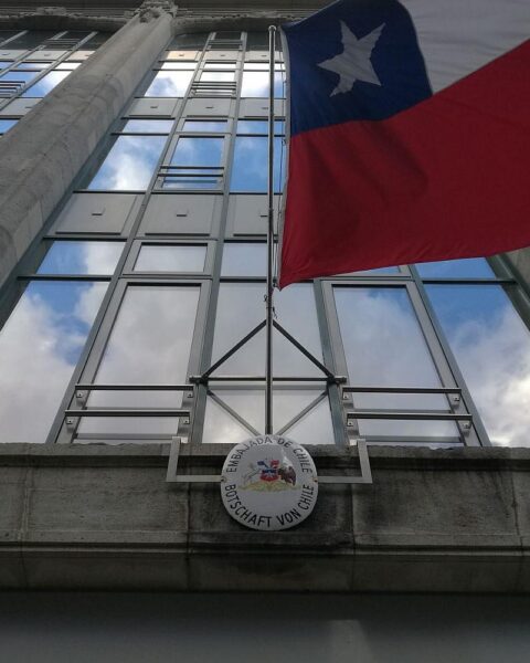 José Antonio Kast feiert seinen Wahlsieg; Symbol für den politischen Wechsel in Chile.