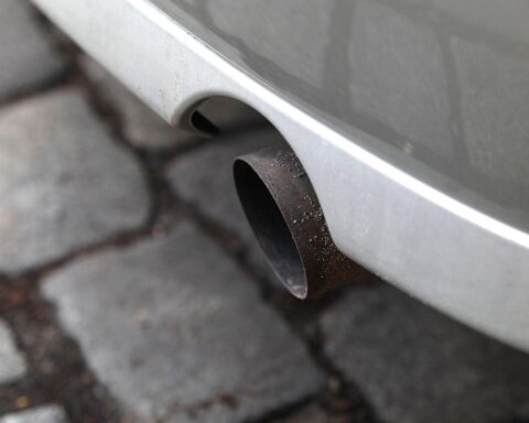 Auspuff eines Autos, Symbol für Diskussion um zukünftige Verbrenner und E-Mobilität.