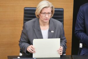 Anke Rehlinger in Aktion, diskutiert Arbeitsministerium und Arbeitnehmerinteressen, stärkt SPD-Position.