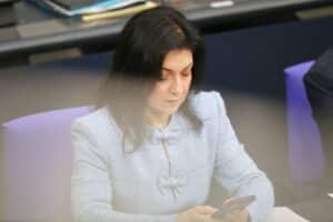 Bundeswirtschaftsministerin Katherina Reiche diskutiert Reformen zur Stärkung der deutschen Wirtschaft.