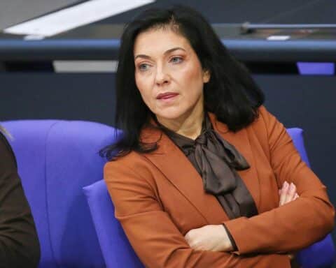 Katherina Reiche diskutiert Arbeitszeitverlängerung, SPD widerspricht vehement, politische Spannung sichtbar.