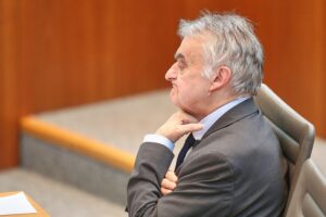 Herbert Reul warnt: Kooperation mit AfD gefährdet Demokratie, kündigt Rücktritt an.