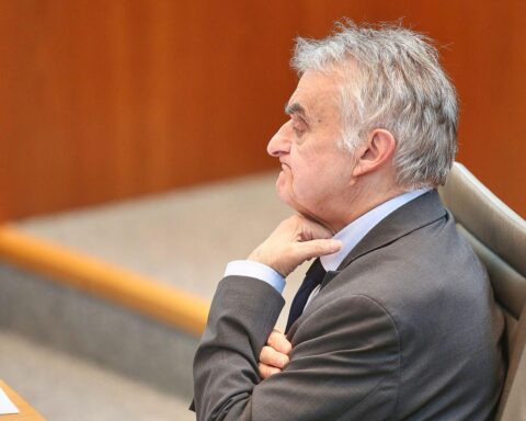 Herbert Reul warnt: Kooperation mit AfD gefährdet Demokratie, kündigt Rücktritt an.