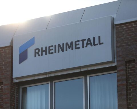 Rheinmetall-Logo mit Symbolen für Autozulieferung und Rüstungstechnik, mögliche Übernahme- und Zerschlagungsherausforderungen.