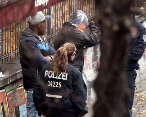 Polizeikontrolle eines Drogendealers symbolisiert Kampf gegen organisierte Kriminalität und fehlende Ermittler.