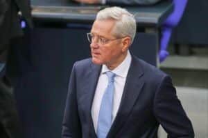 Norbert Röttgen spricht auf einer diplomatischen Konferenz über die US-Außenpolitik und Europa.
