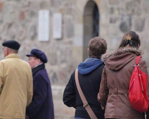 Senioren und Jugendliche diskutieren, um die Herausforderungen der Rentenreform zu verstehen.