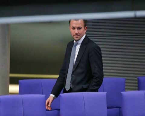 Bastian Ernst und Sönke Neitzel diskutieren militärische Strategien gegen russische Bedrohungen in Deutschland.