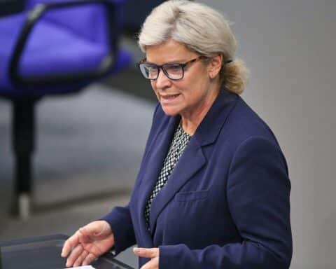 Simone Borchardt diskutiert Pflegereform, betont individuelle Anpassungen und kritisiert politische Blockaden.