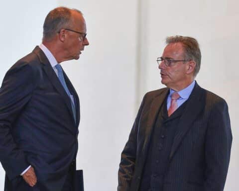 Friedrich Merz, Bart De Wever und Ursula von der Leyen diskutieren gefrorenes russisches Vermögen in Brüssel.