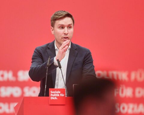 Esra Limbacher diskutiert Verlässlichkeit im Klimaschutz für Verbraucher; sozial gerecht gestalten.