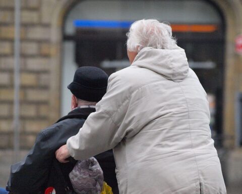 Senioren im Rollstuhl diskutieren über Rentenreform und soziale Gerechtigkeit in Deutschland.