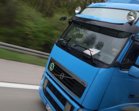 LKW auf einer Autobahn, Fokus auf Infrastrukturprobleme und Schwertransporte in NRW.