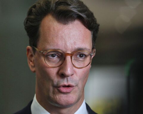 Hendrik Wüst spricht auf Konferenz; Jochen Ott kritisiert seinen Auftritt und Inkompetenz.