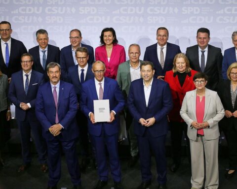 Politiker unterzeichnen Koalitionsvertrag: CDU, CSU und SPD vereinbaren wichtige Zukunftsprojekte für Deutschland.