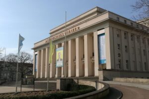 Theaterbesucher genießen eine Aufführung im Anhaltischen Theater, symbolisierend Sachsens hohe Kulturteilhabe.