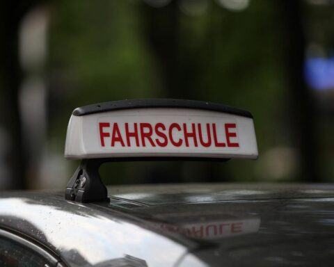 Fahrschule mit Schülern beim Autofahren, Symbol für Mobilität und Unabhängigkeit im Leben.