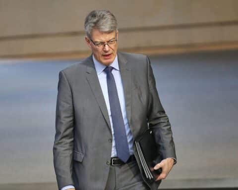 Patrick Schnieder warnt vor Drohnengefahr an Flughäfen; Sicherheit im Luftverkehr hat Priorität.