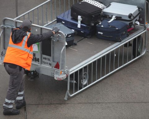 Gepäckabgabe am Bahnhof, komfortable Reisemöglichkeiten zwischen Bahn und Flugzeug, Zusammenarbeit stärken.