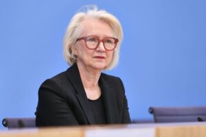 Monika Schnitzer spricht kritisch über die neue Aktivrente und fordert verpflichtende private Vorsorge.