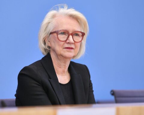 Monika Schnitzer spricht kritisch über die neue Aktivrente und fordert verpflichtende private Vorsorge.