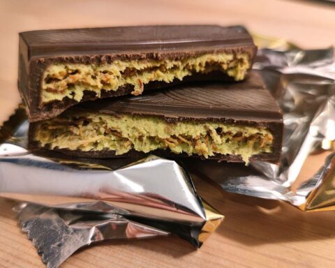 Schokolade mit Pistaziencreme, präsentiert als Delikatesse, symbolisiert den deutschen Schokoladenmarkt.