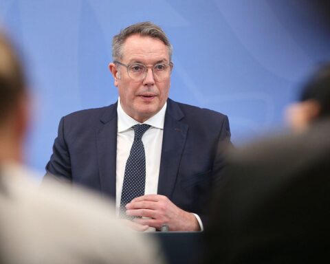 Alexander Schweitzer, Ministerpräsident von Rheinland-Pfalz, spricht über hybride Bedrohungen und Sicherheitsinvestitionen.