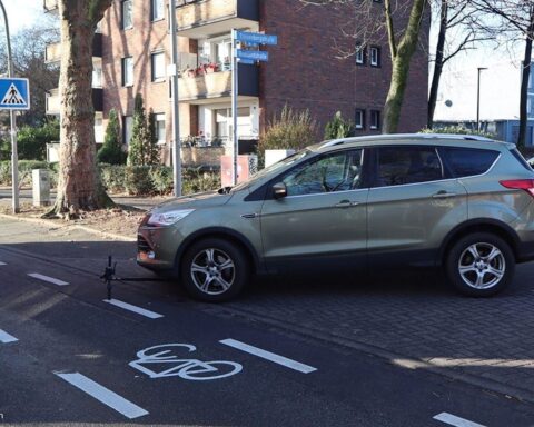 E-Scooter-Fahrer schwer verletzt nach Zusammenstoß mit Pkw in Oberhausen; Unfallursache wird ermittelt.