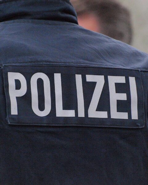 Polizeibeamte untersuchen Pyrotechnik-Unfälle in Leipzig, Jugendliche verletzt, Sachschaden entstanden.