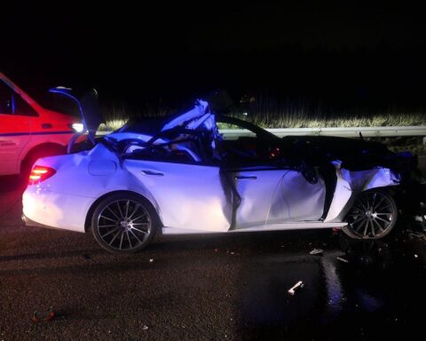 Stark beschädigter Mercedes nach schwerem Unfall auf Autobahn mit Sattelzug.