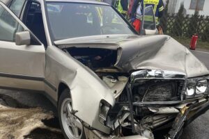 Schwerer Verkehrsunfall, zwei beschädigte Autos, Polizei und Rettungsdienst vor Ort.