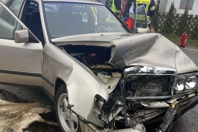 Schwerer Unfall auf B483 bei Radevormwald verletzt 63-Jährigen