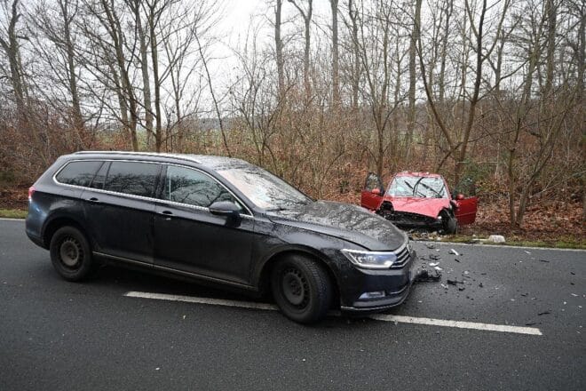 Schwerer Unfall auf L8 bei Niephagen nach Ablenkung des Fahrers